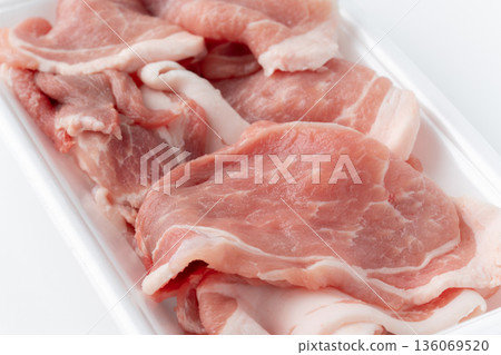 生豬大腿邊角料特寫 生豬大腿邊角料特寫 136069520