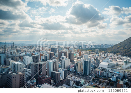 陽光穿透雲層，灑落在高松市的城市景觀上。 136069551