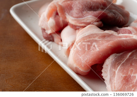 盤子裡生豬肉的特寫鏡頭 136069726