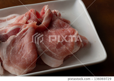 盤子裡生豬肉的特寫鏡頭 136069729