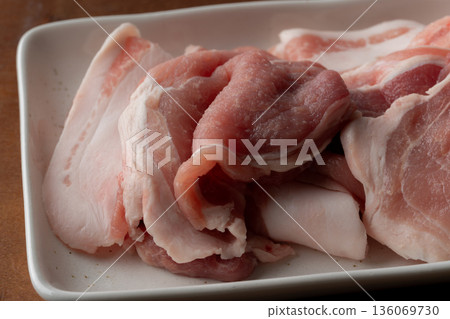 盤子裡生豬肉的特寫鏡頭 136069730