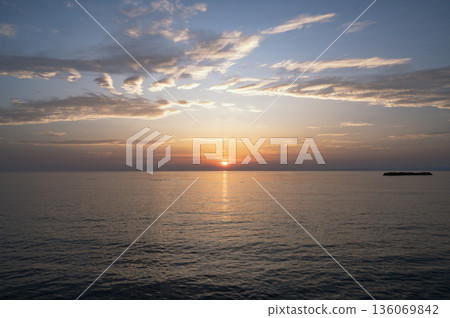 新潟縣出雲崎的傍晚景色 新潟縣出雲崎的傍晚景色 136069842