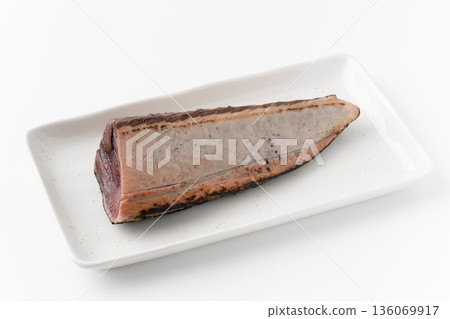 白色背景上的烤鰹魚(刺身)盤子 白色背景上的烤鰹魚(刺身)盤子 136069917