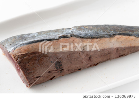 盤子上炙烤鰹魚(刺身)的特寫鏡頭 盤子上炙烤鰹魚(刺身)的特寫鏡頭 136069973