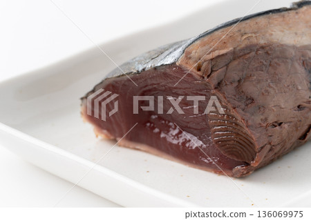 盤子上炙烤鰹魚（刺身）的特寫鏡頭 136069975
