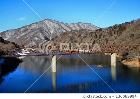 Crossing a snow-covered dam lake... A train journey to Minamiaizu in the harsh winter [AIZU Mount Express] 136069994
