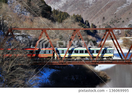 穿越白雪皚皚的湖壩…嚴冬中的南會津火車之旅【會津山快車】 136069995