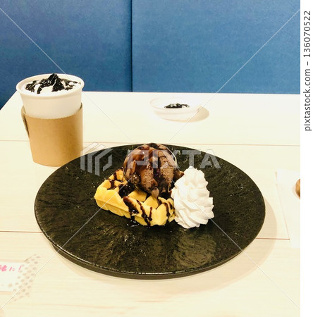 Heavy labor day for fresh cream, moving ice cream, transporting sweets, pushing the waffle cart. 136070522