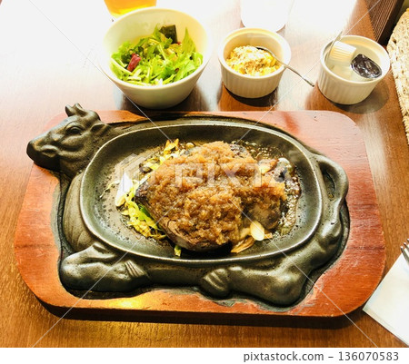 在鬱鬱蔥蔥的山坡上，我沉浸在芬芳的薄霧中。 136070583