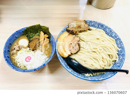 Thick and thick, heading towards the moon, howling serotonin 136070607