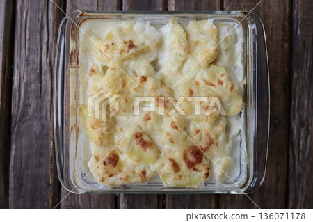 Easy French home-cooked dish: Dauphinois-style potato gratin 136071178
