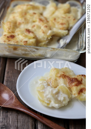A portion of French home-cooked Dauphinois-style potato gratin 136071202