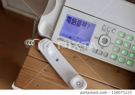 附傳真機的舊式骯髒固定電話、按鍵電話 附傳真機的舊式骯髒固定電話、按鍵電話 136071225