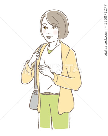 一位老年婦女肩挎包外出，中老年女性，外出、散步、旅行，面帶微笑，向量圖 136071277