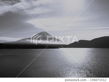從本棲湖眺望富士山(單色) 從本棲湖眺望富士山(單色) 136071412