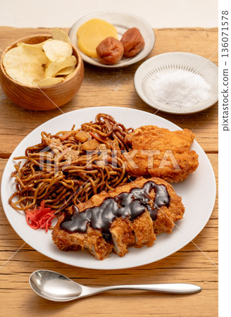 高鹽食物：炒麵、炸豬排、炸雞 136071578