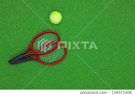 兩支網球拍和一個網球 136071806