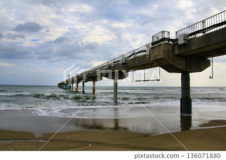 須田濱海灘上的羽崎海洋研究設施是日本最大的觀景碼頭,長 427 公尺。 須田濱海灘上的羽崎海洋研究設施是日本最大的觀景碼頭,長 427 公尺。 136071880