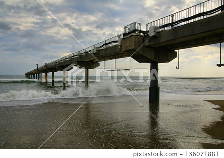 The Hasaki Marine Research Facility on Sudahama Beach is the largest observation pier in Japan, measuring 427 meters in length. 136071881
