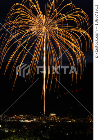 日本夏季傳統:煙火(千曲川夏季煙火節) 日本夏季傳統:煙火(千曲川夏季煙火節) 136071913