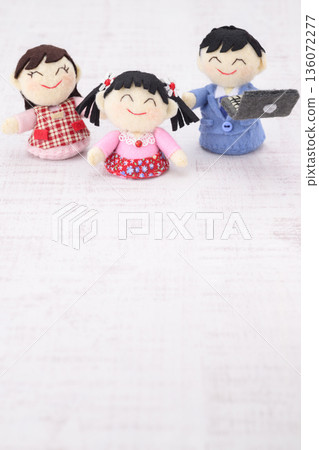 Family of three dolls 136072277