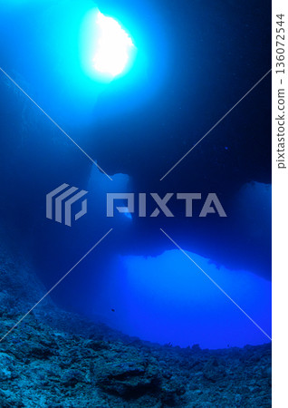 Blue sea and underwater caves, Palau, diving scene 136072544