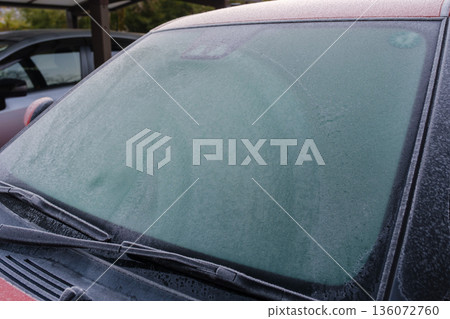 寒冷地區被凍住的汽車車身 136072760