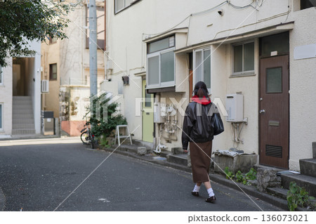 Back view of a woman walking in Arakicho, Shinjuku Back view of a woman walking in Arakicho, Shinjuku 136073021