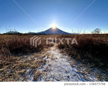 富士山和太陽 136073798