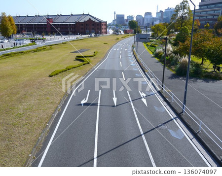 道路被秋葉染紅 136074097