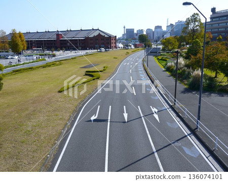 紅磚倉庫和道路 136074101