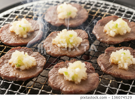 牛舌用鹽烤 136074529