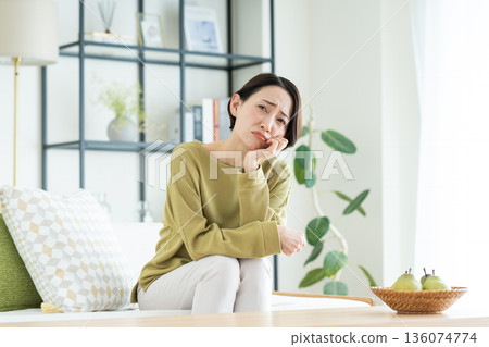 客廳裡憂心忡忡的中年婦女 136074774