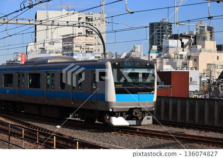 京濱東北線列車抵達JR赤羽站 京濱東北線列車抵達JR赤羽站 136074827