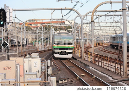 一列上野東京線列車抵達JR赤羽車站。 136074828