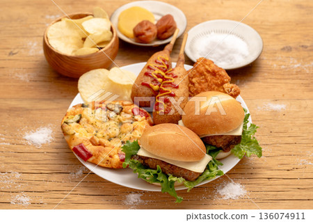 一些菜餚的例子可以說明高脂肪飲食對健康的風險 136074911