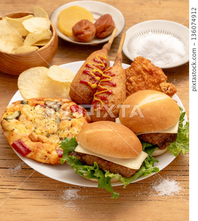 一些菜餚的例子可以說明高脂肪飲食對健康的風險 136074912