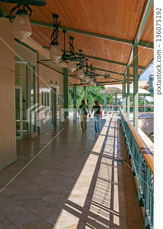 一對情侶在購物中心散步 一對情侶在購物中心散步 136075192