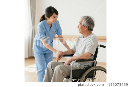 一個令人感到安心的照護福利服務場景：一位護理經理正在協助一位坐輪椅的老人。 136075469
