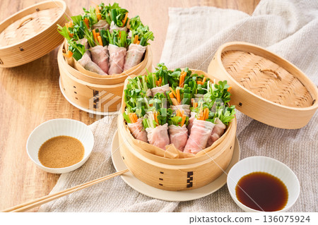 蒸籠裡用蔬菜包裹著豬裡肌肉 136075924