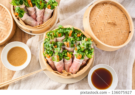 蒸籠裡用蔬菜包裹著豬裡肌肉 136075927