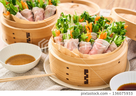 蒸籠裡用蔬菜包裹著豬裡肌肉 136075933