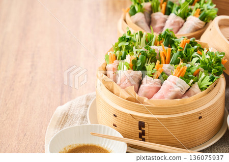 蒸籠裡用蔬菜包裹著豬裡肌肉 136075937
