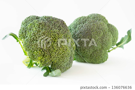紫紅色的西蘭花，一種綠黃相間的蔬菜 136076636