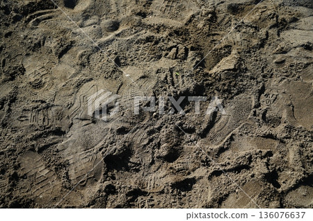 公園沙坑留下的腳印紋理 | 沙地腳印背景素材 136076637