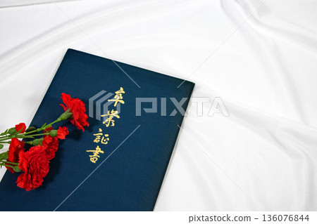 垂幔背景上擺放著紅色康乃馨和畢業證書 垂幔背景上擺放著紅色康乃馨和畢業證書 136076844