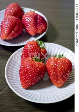 盤子裡盛著大顆草莓，Tochiaika 136077111
