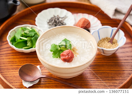 溫熱的白米粥，配上醃梅和三葉草 136077151