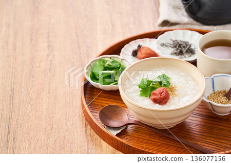 溫熱的白米粥,配上醃梅和三葉草 溫熱的白米粥,配上醃梅和三葉草 136077156