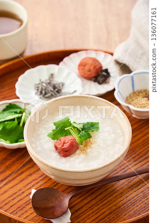 溫熱的白米粥，配上醃梅和三葉草 136077161